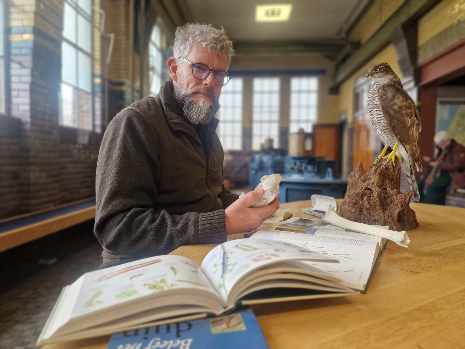 boswachter zit aan tafel en houdt spreekuur