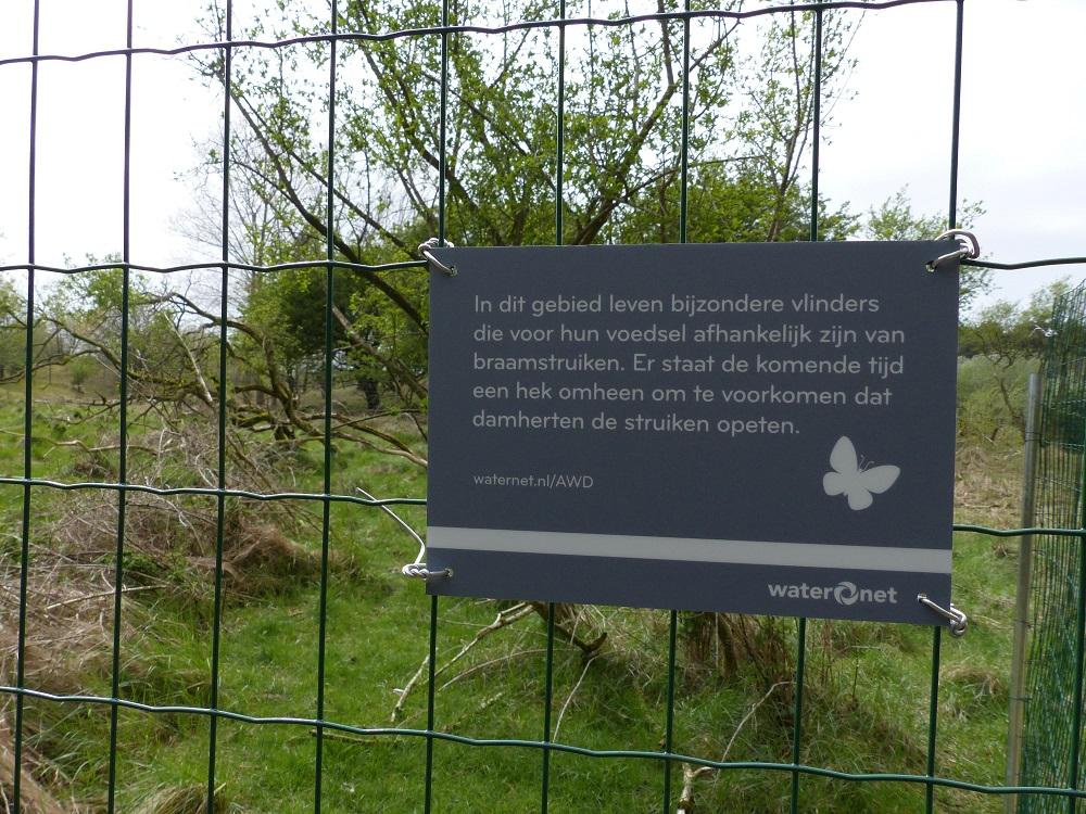 Bordje op hek van exclosure