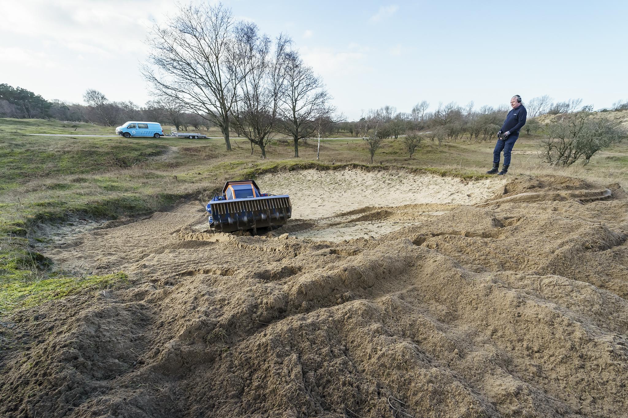 Onbemande graafmachine wordt op afstand bestuurd