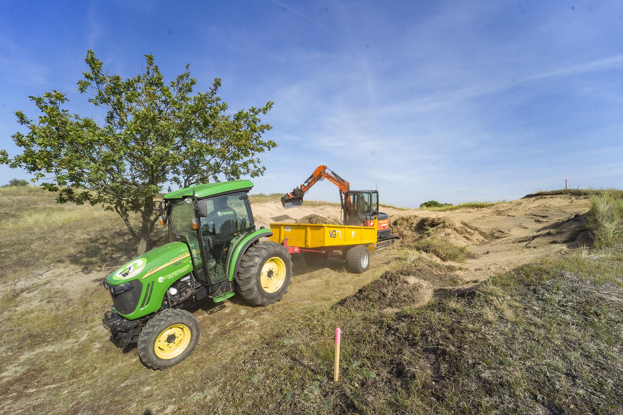 Tractor met aanhanger haalt afgegraven grond weg