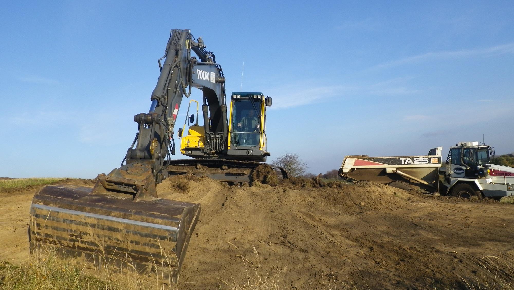 Graafmachine bezig met stuifkuil graven op Haasvelderduinen