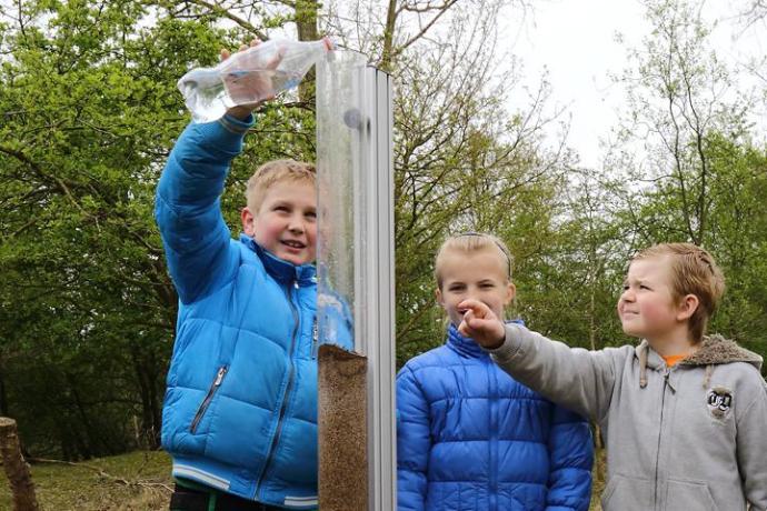 Afbeelding van kinderen die waterproefjes doen