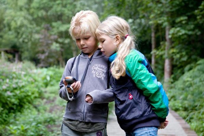 Afbeelding van kinderen die met de GPS tracker de weg zoeken