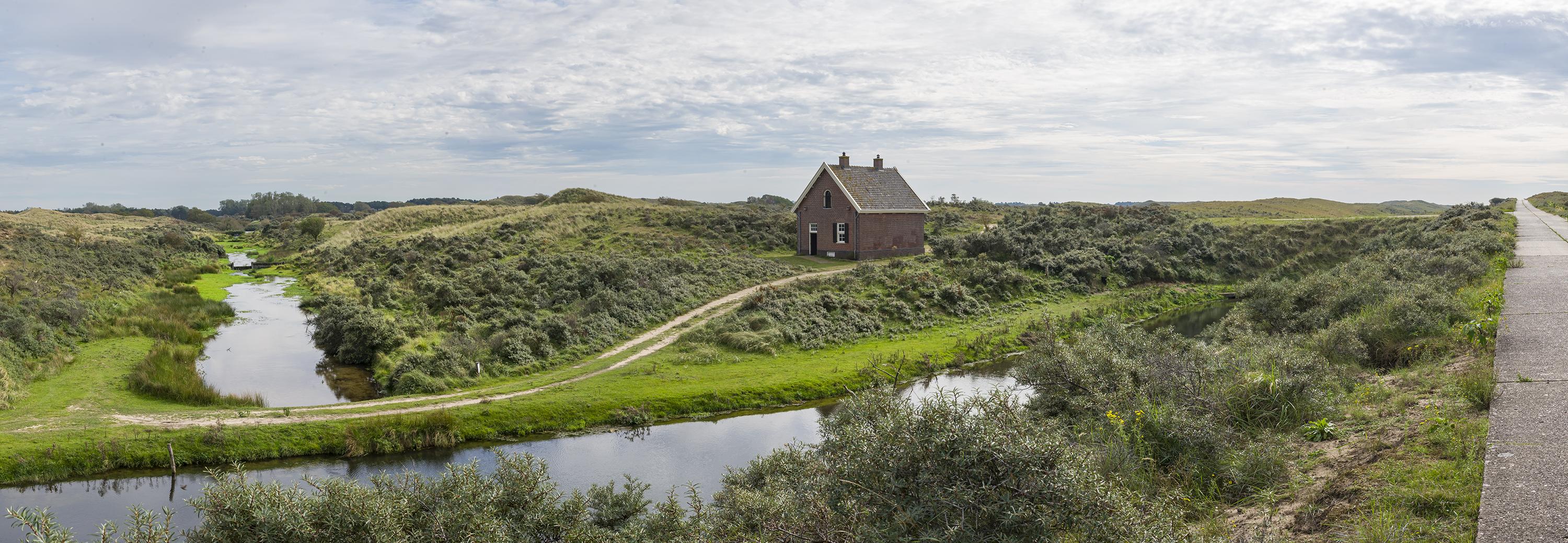 Duinlandschap met in het midden het Huis van het Wester