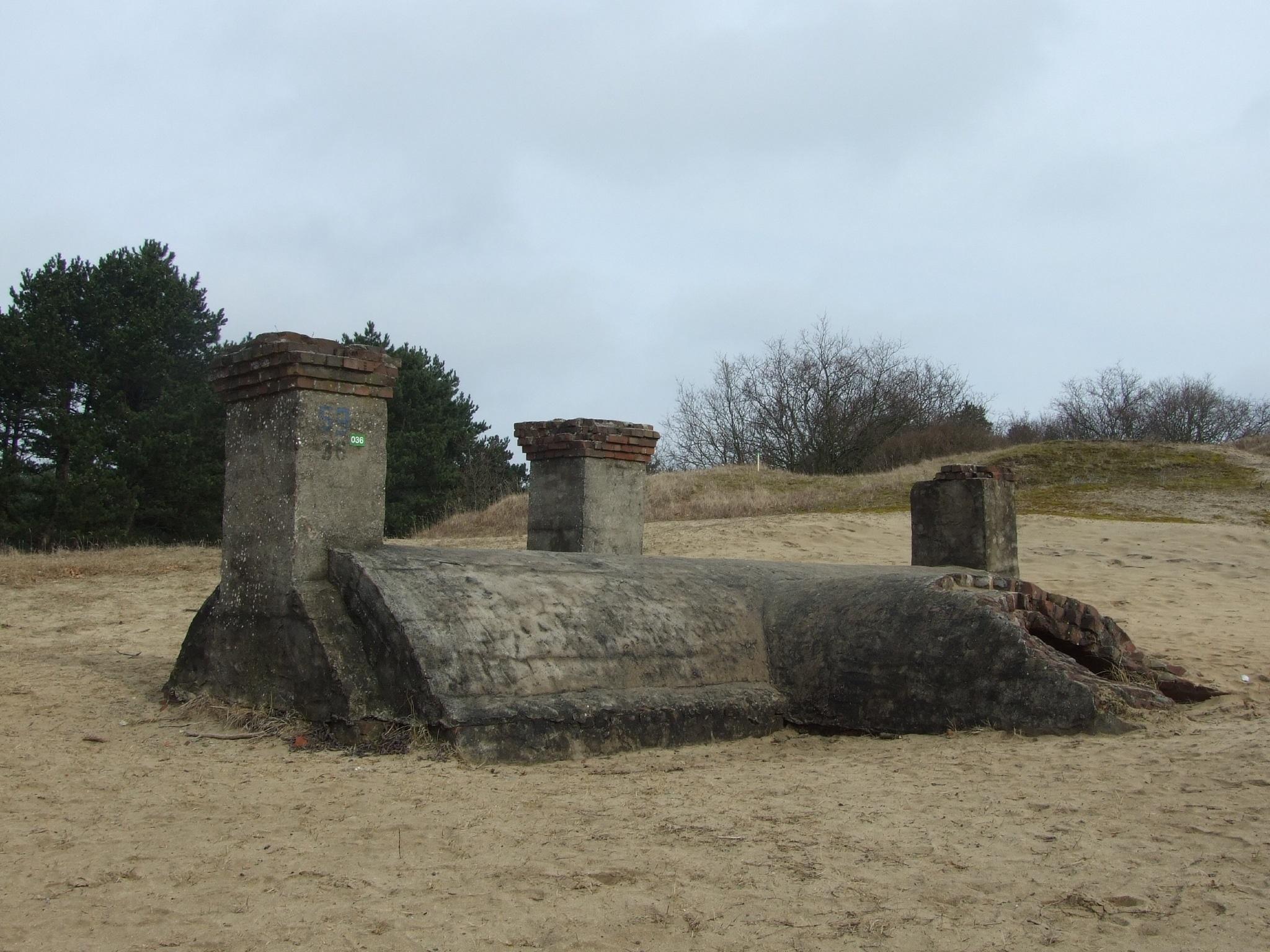 Drie schoorstenen op een bunker.