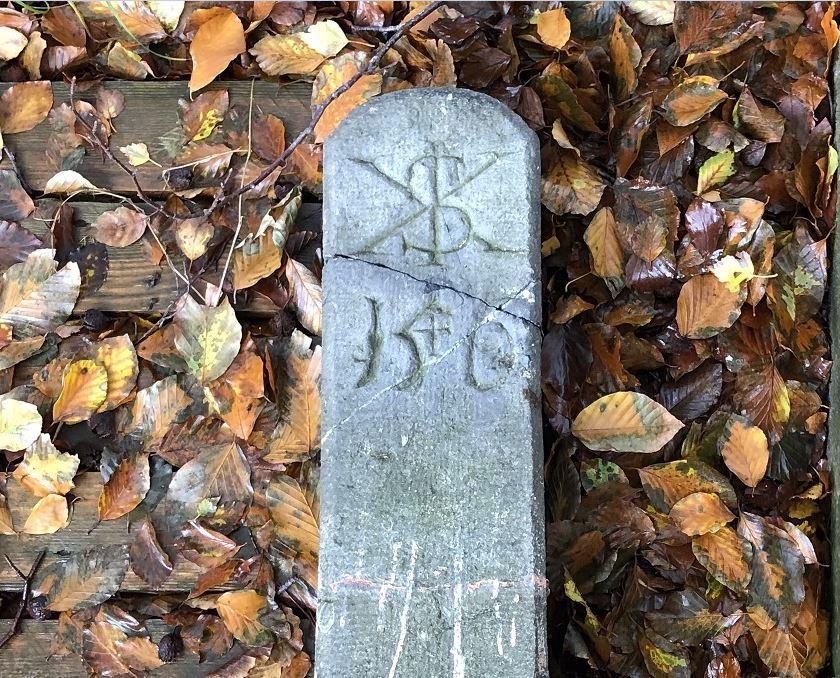 Detail van historische grenspaal van Six de tweede.