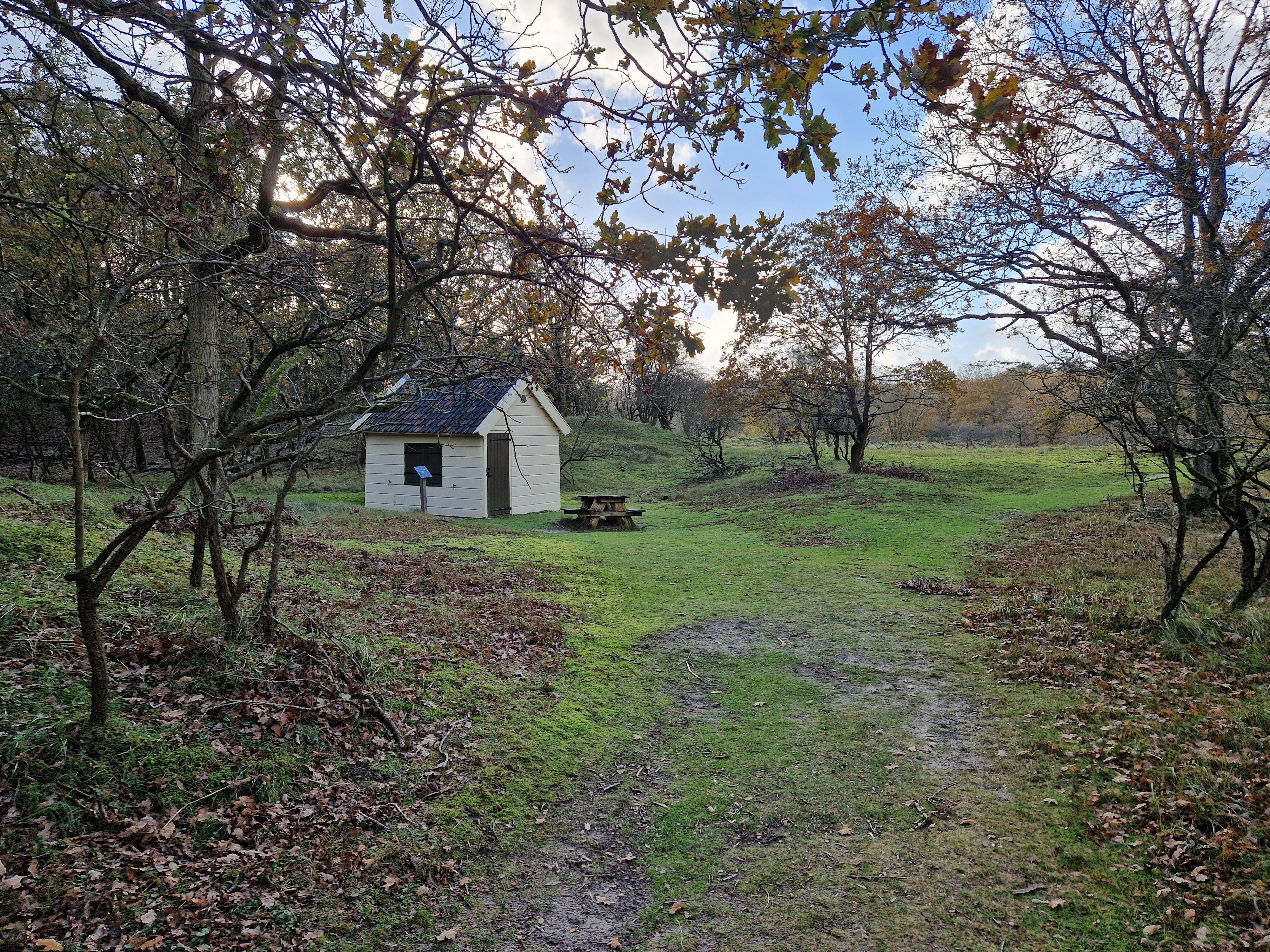Historisch jachthuisje midden in duinlandschap.