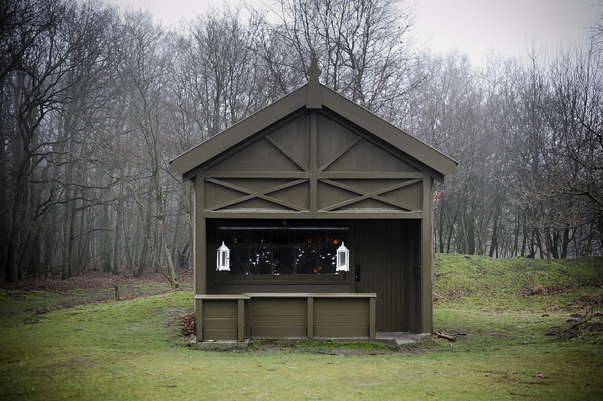 Historisch vinkershuisje op grasveld