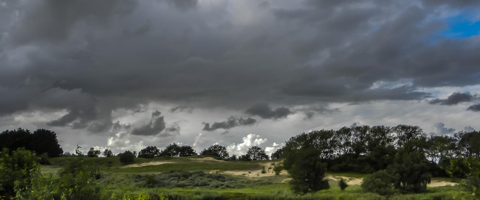 Donkere wolken boven duinlandschap