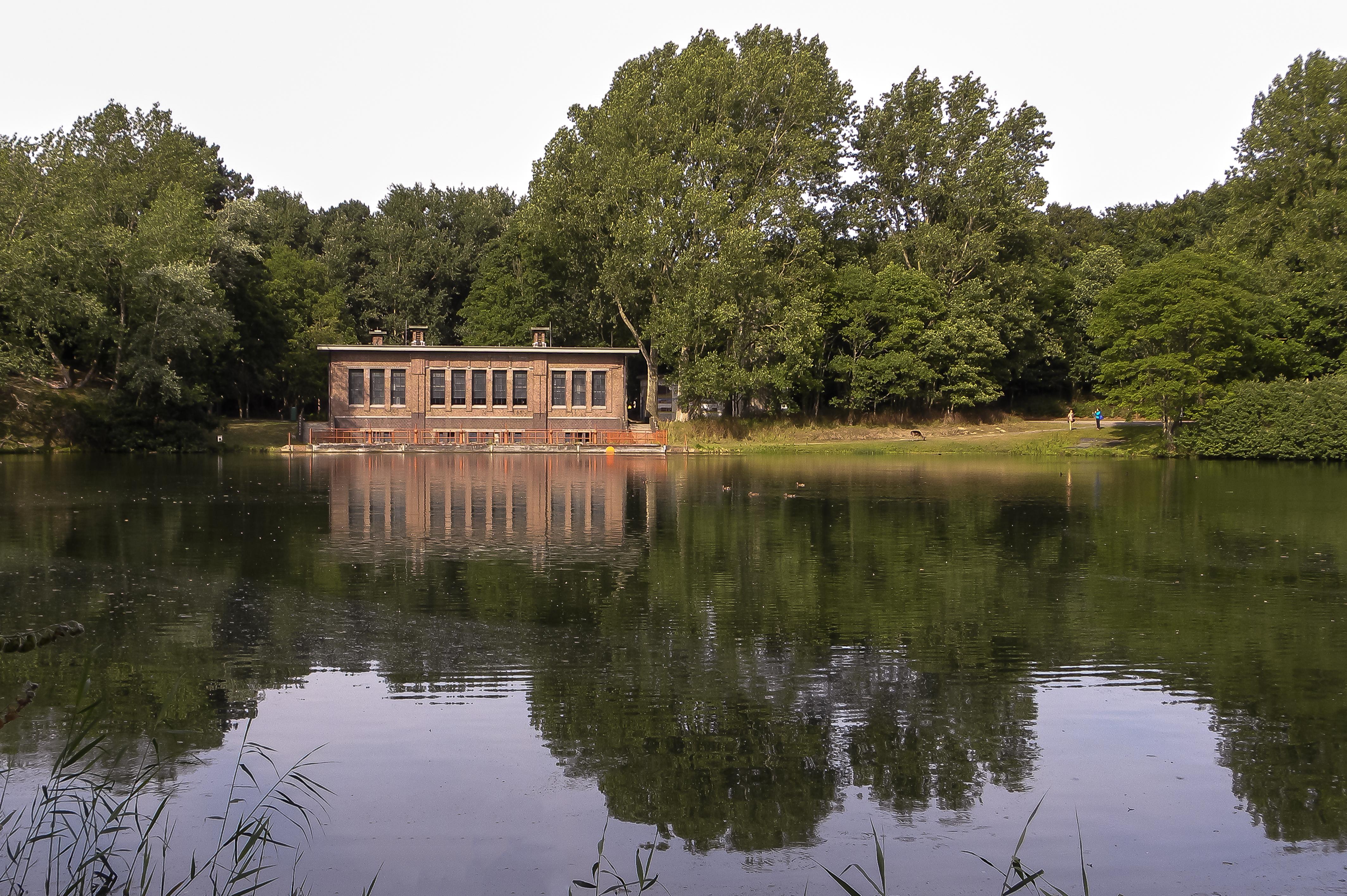 Zicht op het bezoekerscentrum aan het water van de Oranjekom.