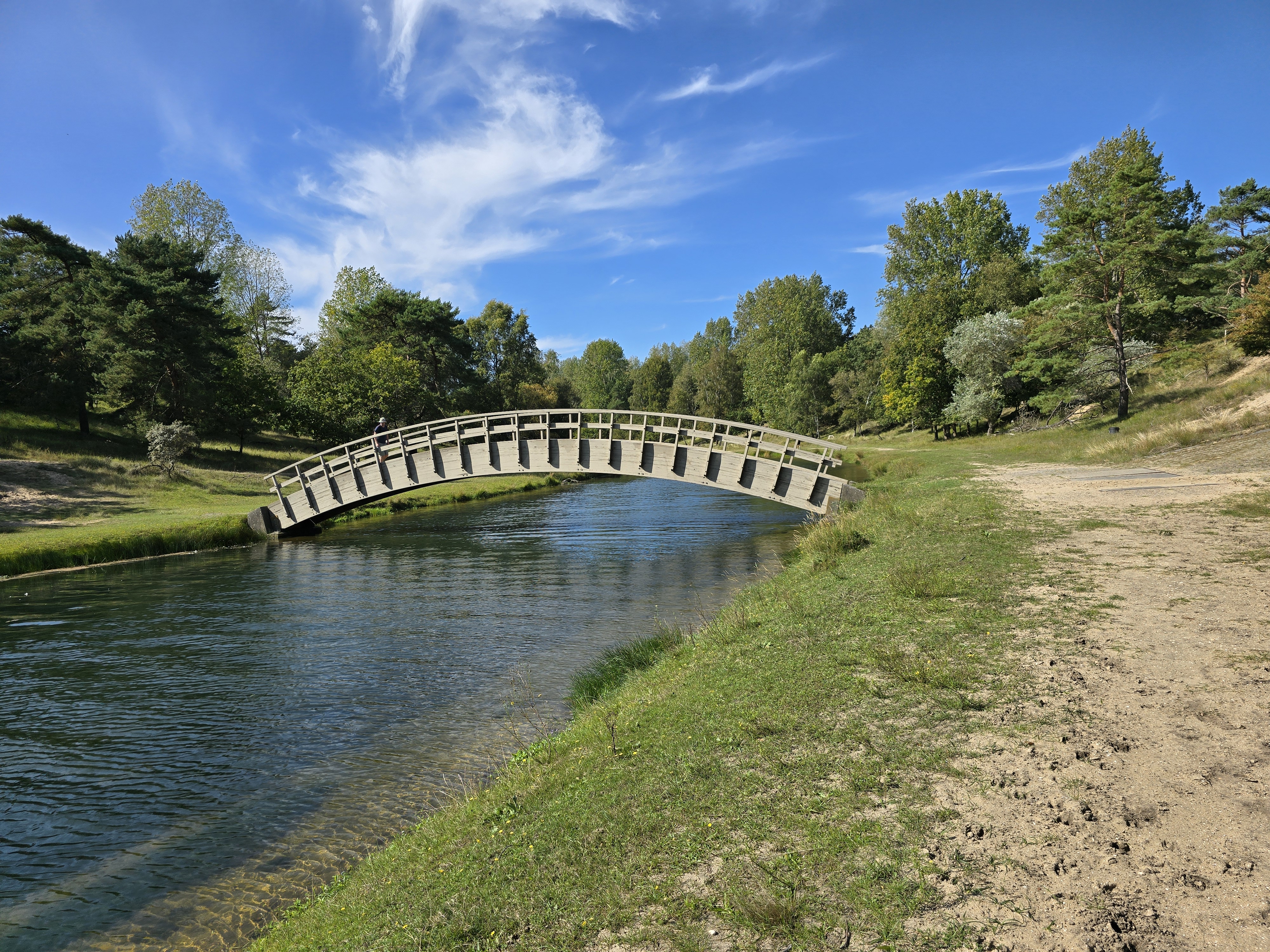 Houten boogbrug over het Noordoosterkanaal