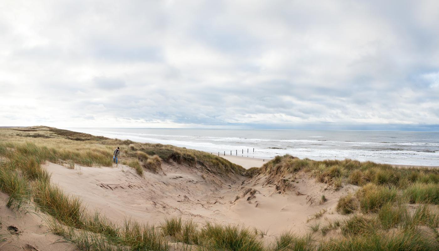 Uitzicht vanuit duinen op zee