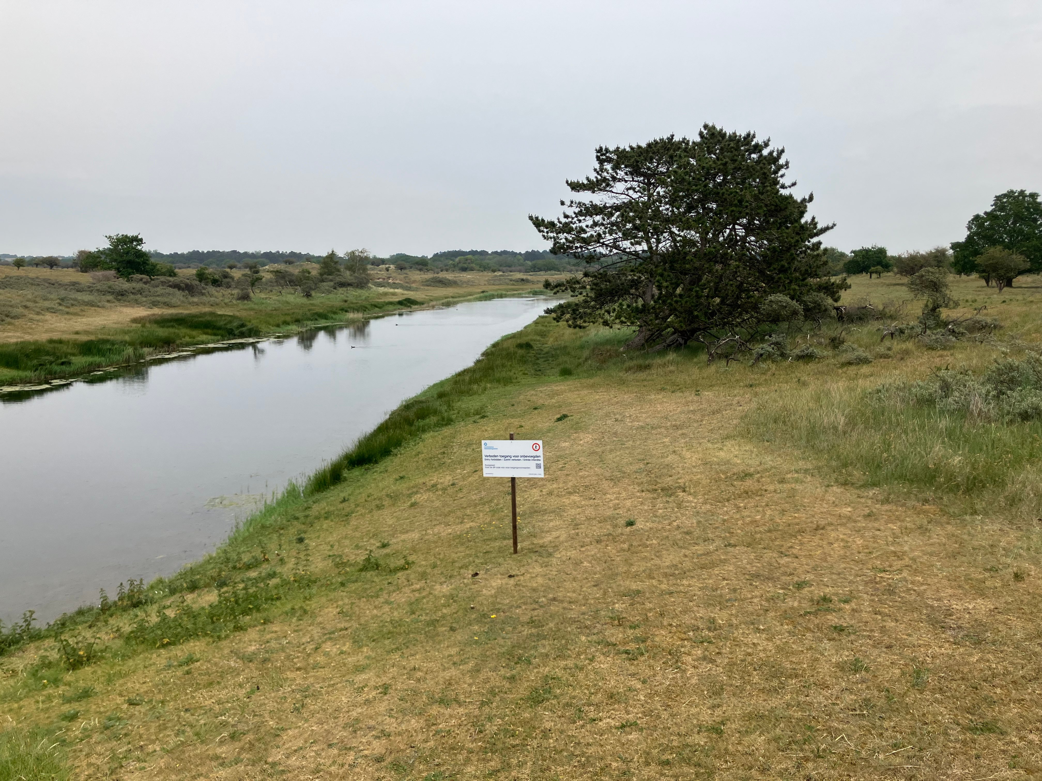 Verbodsbord aan de kant van het Zwarteveldkanaal