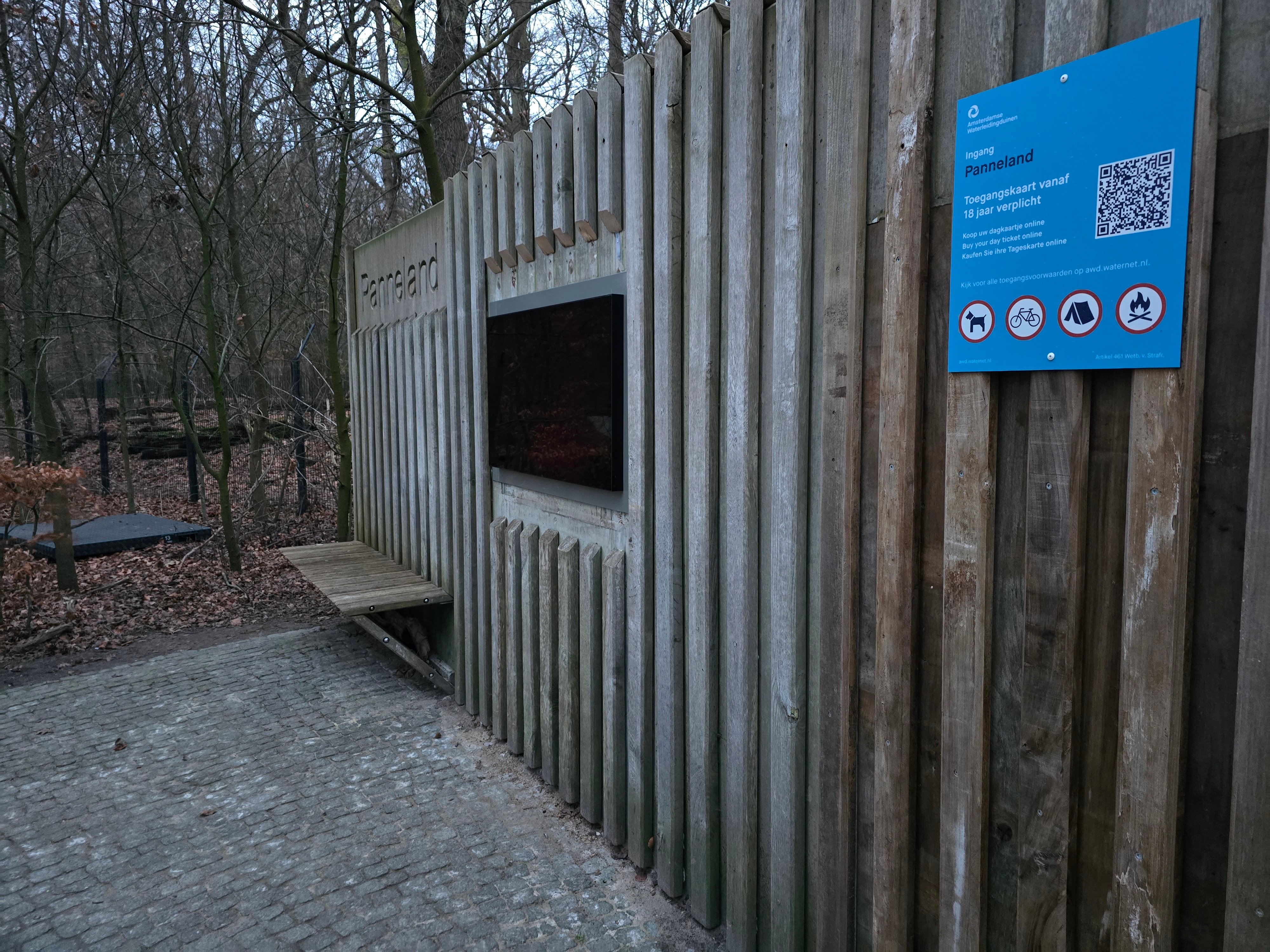 Wand met beeldscherm bij duiningang Panneland.