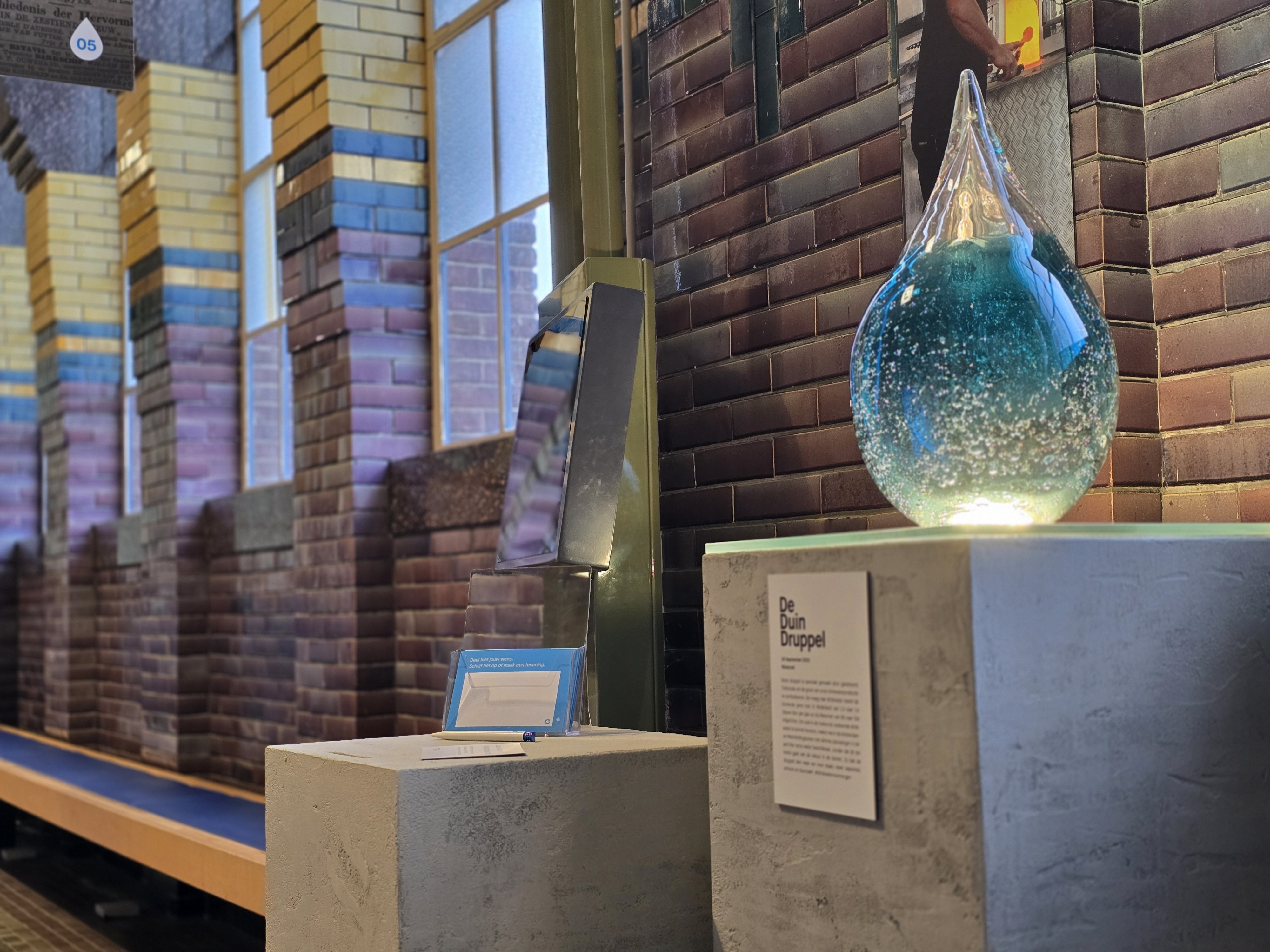 Grote glazen waterdruppel met kaarten voor opschrijven wensen drinkwater voor morgen