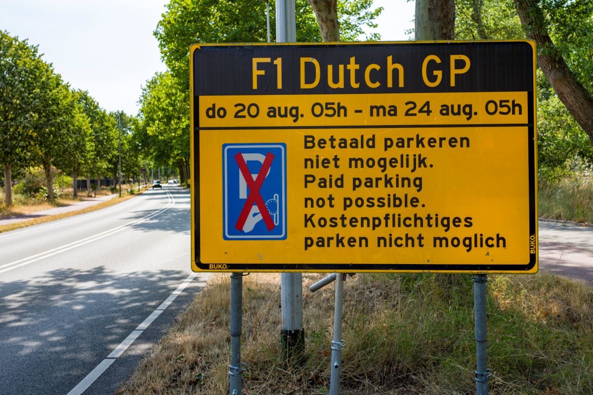 Geel verkeersbord met aangepaste regels rondom F1