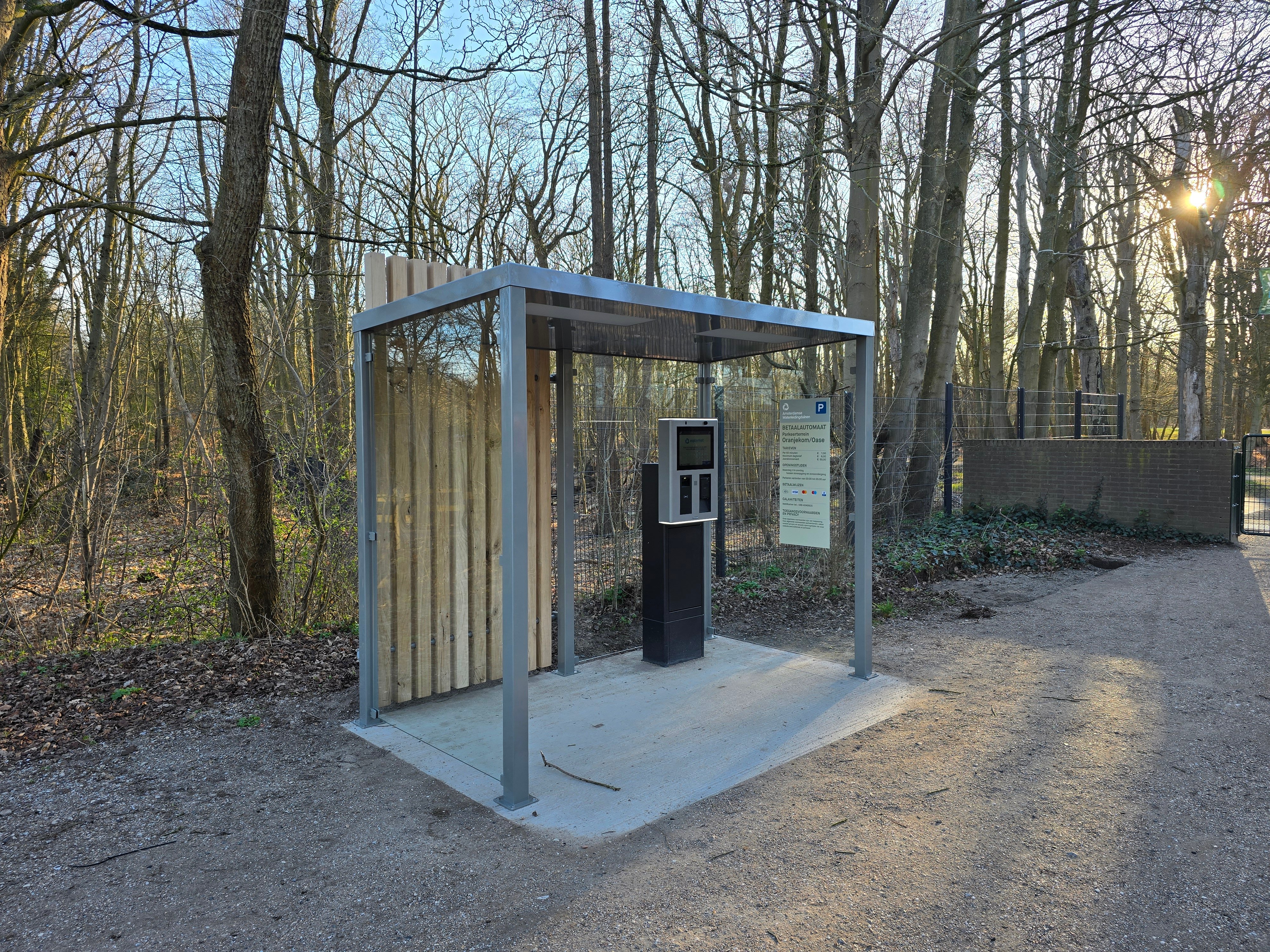 Wachthuisje of abri met betaalautomaat 