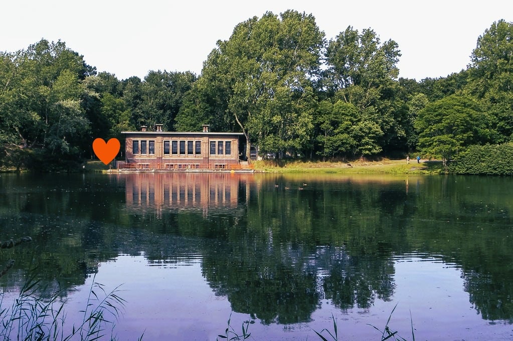 Bezoekscentrum De Oranjekom met ervoor de verzamelvijver de oranjekom.