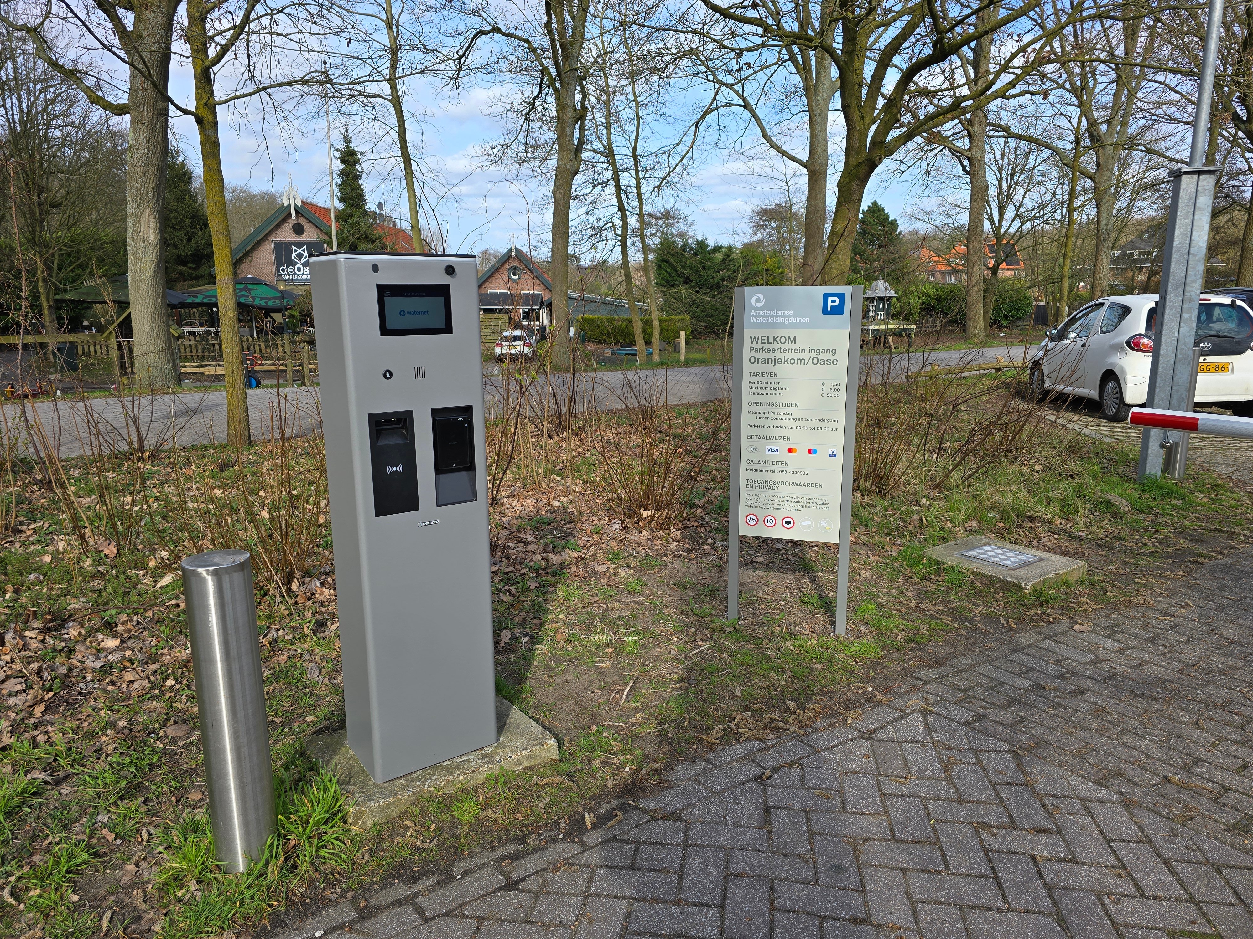 Parkeerterminal met bord met informatie over parkeren