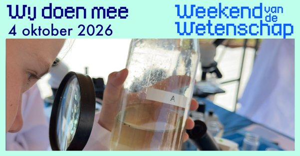 Aankondigingsposter weekend van de wetenschap met daarop een onderzoekend kind met een loep en glas water