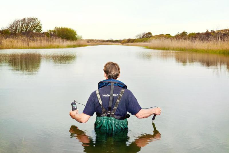 Waterregelaar in de AWD met waadpak
